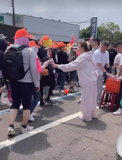 許維恩在人群中發結緣水。(圖/翻攝許維恩IG)